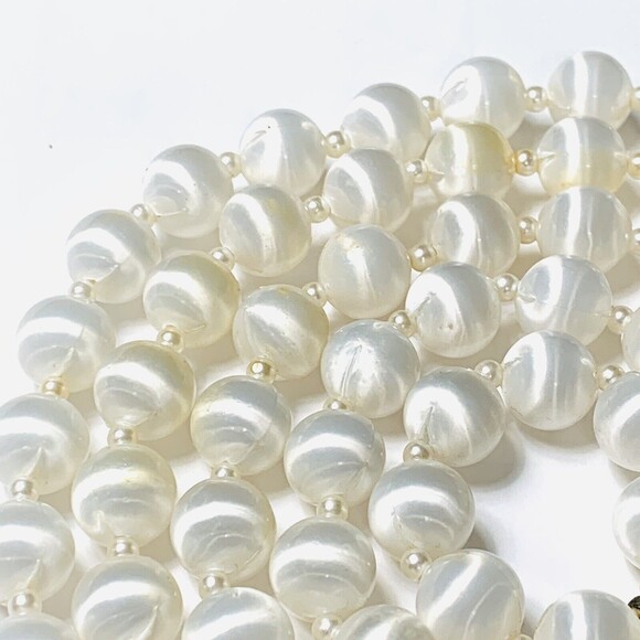 Vtg Sarah Coventry Necklace 36" White Satan Bead Cat's Eye Single Strand Signed - Picture 6 of 9